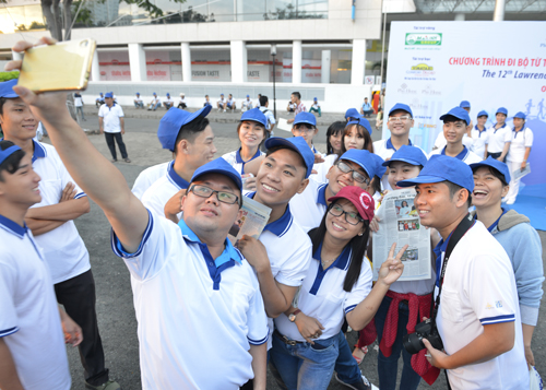 chương trình đi bộ từ thiện Lawrence S. Ting thu hút nhiều bạn trẻ.