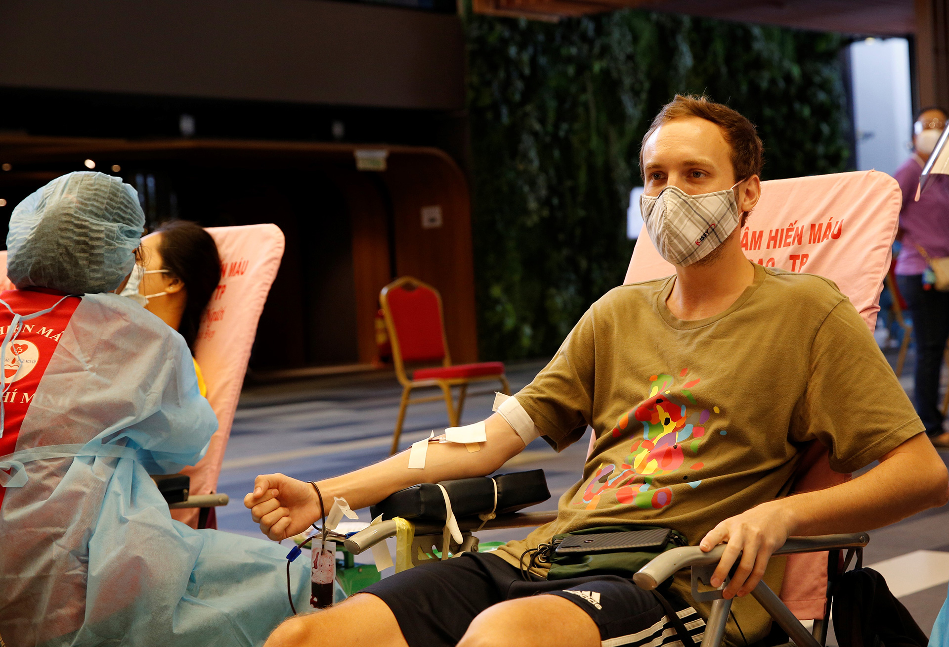 Ngày đầu nới lỏng giãn cách, nhân viên và cư dân Phú Mỹ Hưng tích cực tham gia hiến máu cứu người
