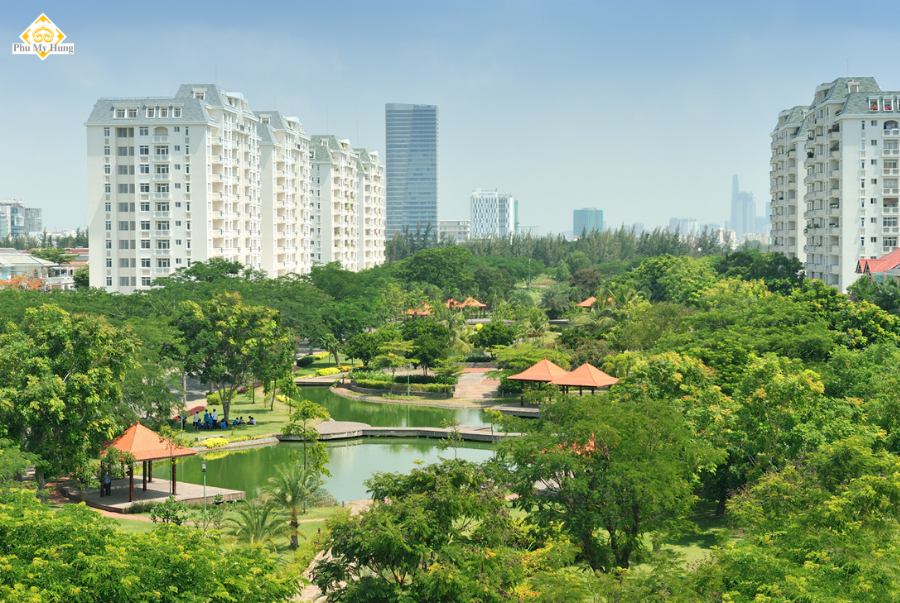 Mật độ cây xanh tại Phú Mỹ Hưng lên đến 8,9m2/người, cao hơn rất nhiều so với mật độ cây xanh bình quân toàn thành phố hiện nay. Tất cả các khu nhà ở đều có công viên phân bổ trong bán kính đi bộ.