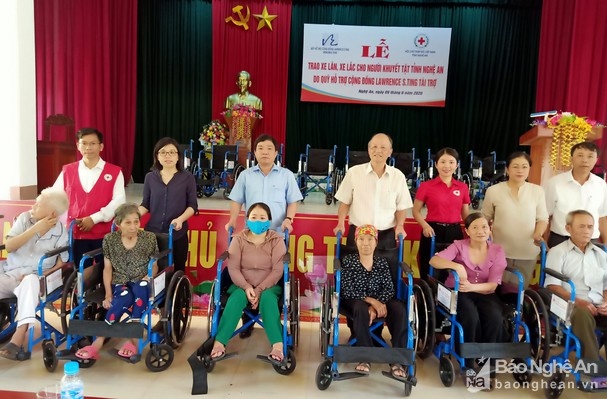 Lawrence S.Ting cùng đồng hành trao 25 xe lăn, xe lắc cho người khuyết tật huyện Hưng Nguyên, tỉnh Nghệ An
