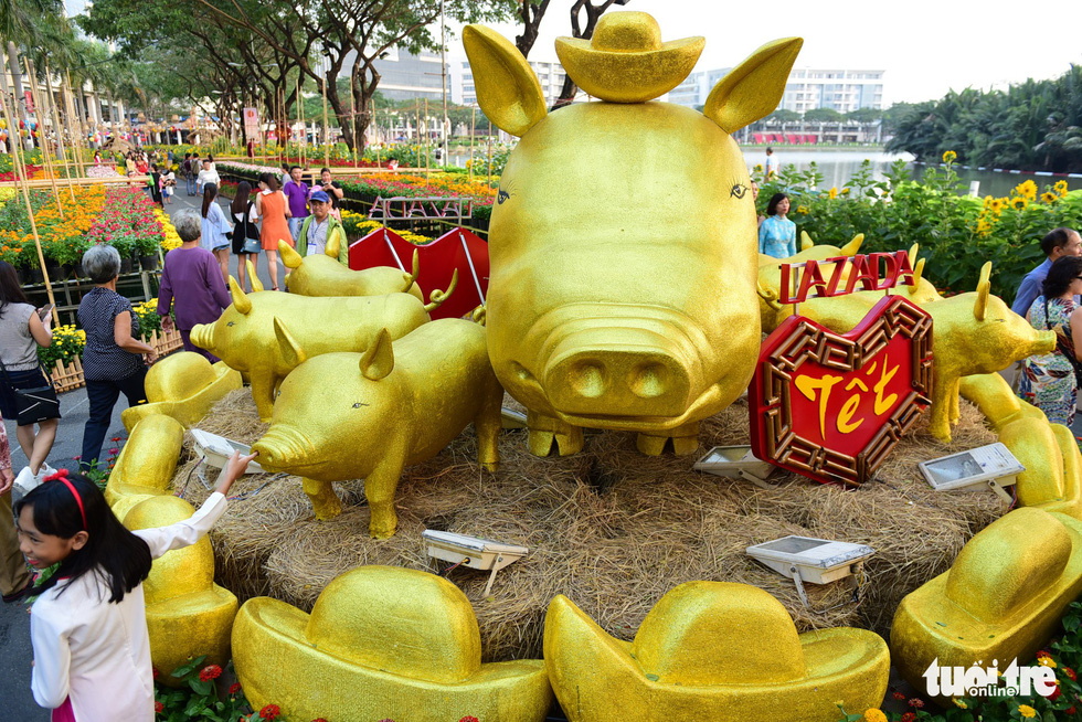 Đàn heo vàng xuất hiện tại hội chợ hoa xuân Phú Mỹ Hưng