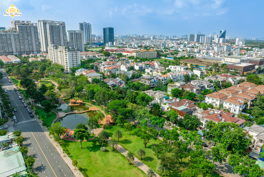 Theo nghiên cứu tại Singapore và Mỹ cho thấy, thành phố có nhiều cây xanh có thể giảm nhiệt độ ngoài trời khoảng 4 độ C, giảm chi phí năng lượng khoảng 12%, giảm độ bụi 13%, tăng các giao dịch thương mại thêm 12% và giá trị đất đai 23%.