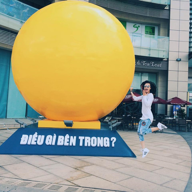 Giới trẻ Sài Gòn khoe ảnh với quả bóng vàng khổng lồ
