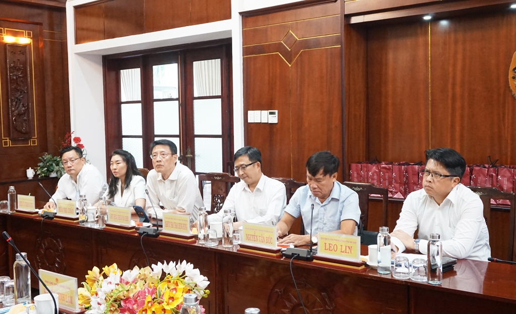Chủ tịch Tập đoàn Phú Mỹ Hưng Asia Holdings – Arthur Ting (bìa trái) và các thành viên trong đoàn làm việc với UBND tỉnh Long An