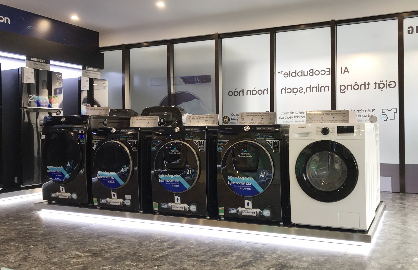 Máy giặt Samsung được trưng bày tại Samsung Midtown.