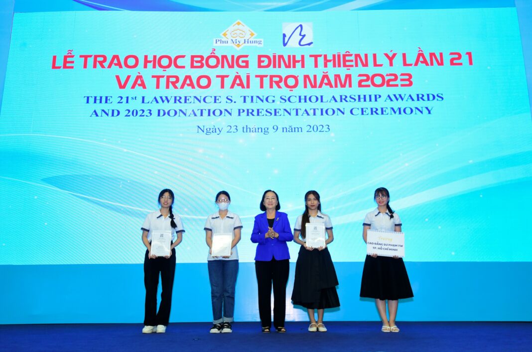 Phu My Hung Corporation and Lawrence S. Ting Foundation award scholarships totaling nearly VND 8 billion