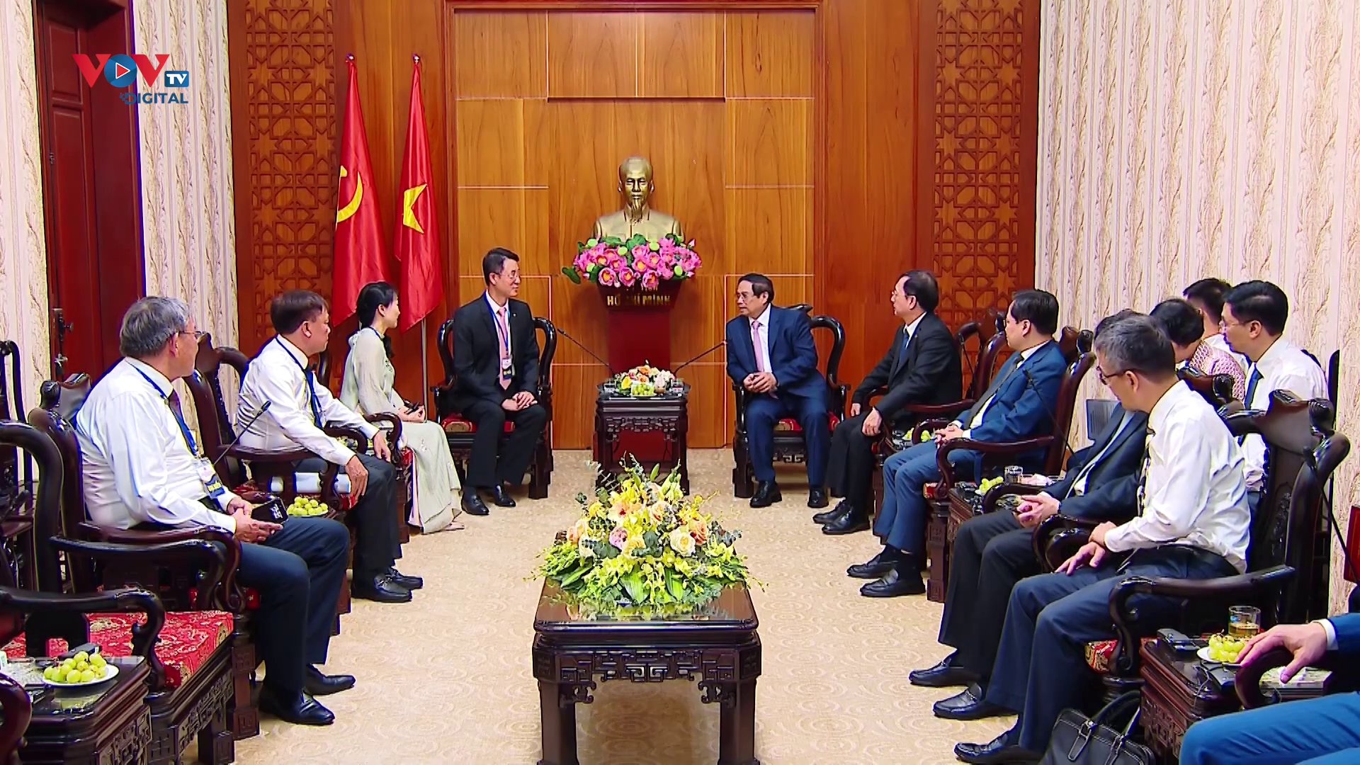 PM receives leaders of foreign groups in Bắc Ninh