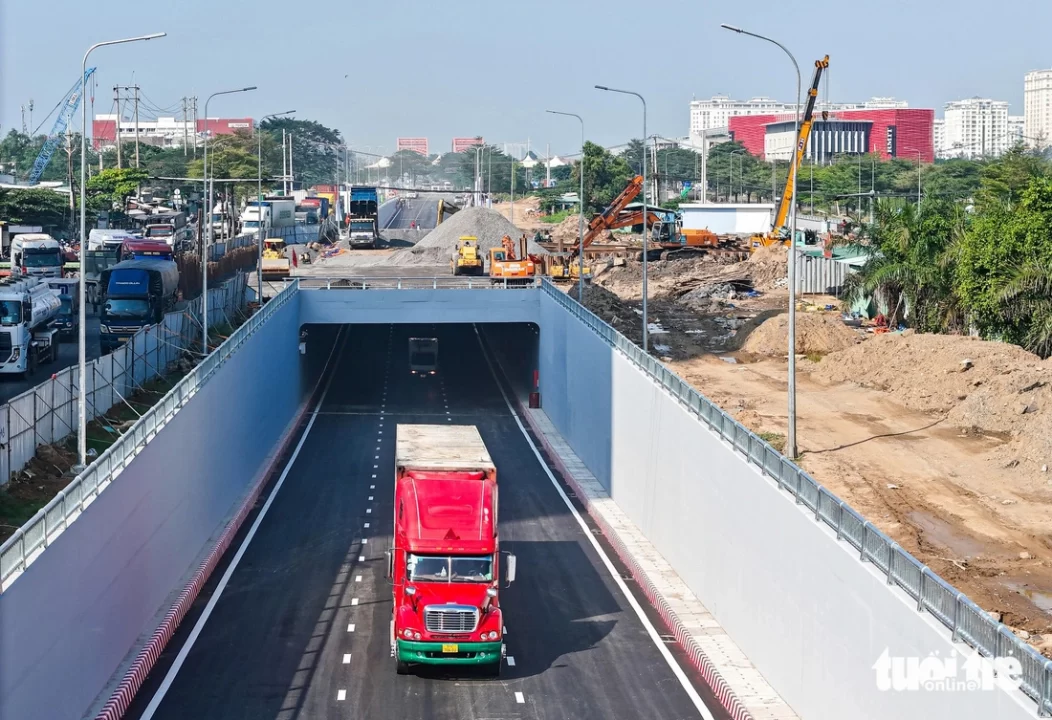 Bắt đầu từ hôm nay, xe lớn có thể chạy vào hầm chui Nguyễn Văn Linh (hướng quốc lộ 50 đi Tân Thuận) - Ảnh: CHÂU TUẤN