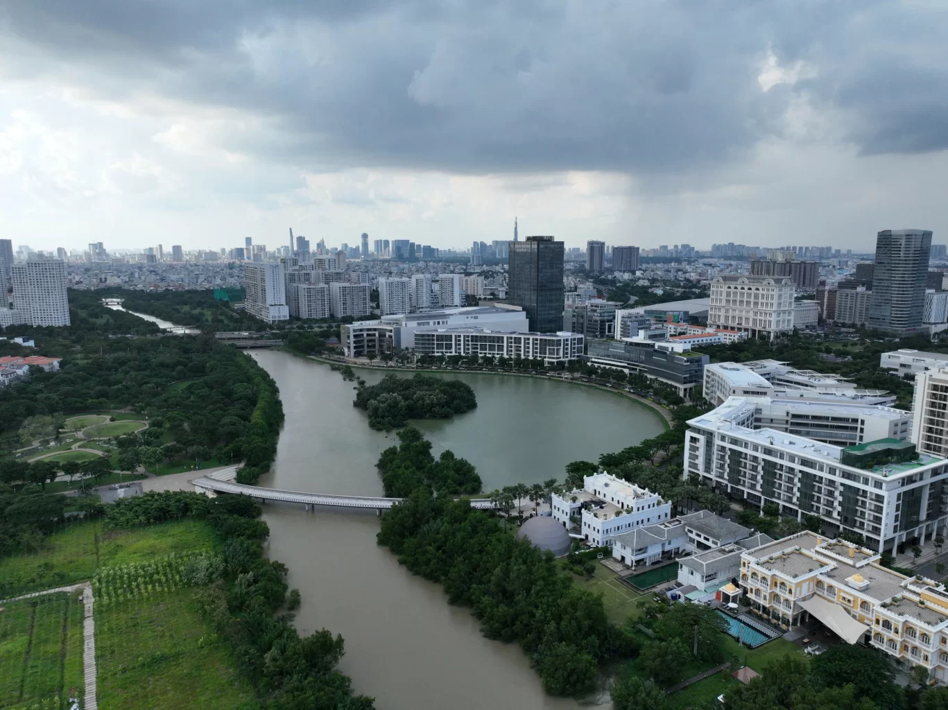 Giữa khu đô thị Phú Mỹ Hưng hiện đại, tiện nghi, trong lòng hồ Bán Nguyệt nổi tiếng là một hòn đảo nhỏ cây cỏ um tùm, hoang sơ. Nơi đây có thảm thực vật phong phú khi là nơi sinh trưởng của các loại cây mái dầm, bần, dừa nước vốn những loại cây đặc trưng của những vùng đất sình lầy, giữ nguyên đặc tính sinh cảnh - thổ nhưỡng của vùng đất Nhà Bè xưaẢNH: TRẦN NGUYỄN MINH QUÂN