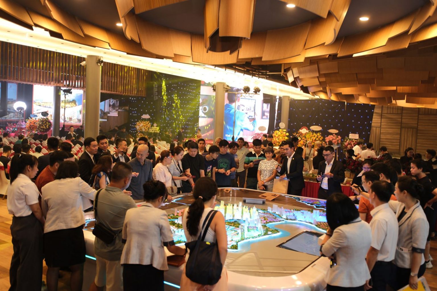 Đông đảo khách tham quan mô hình dự án.