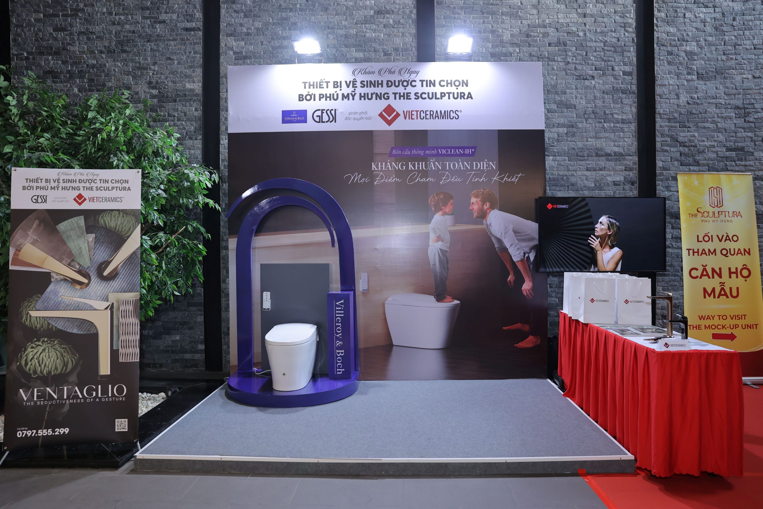 Không gian trưng bày của Vietceramics, với tâm điểm là mẫu bồn cầu thông minh thế hệ mới nhất từ Villeroy & Boch