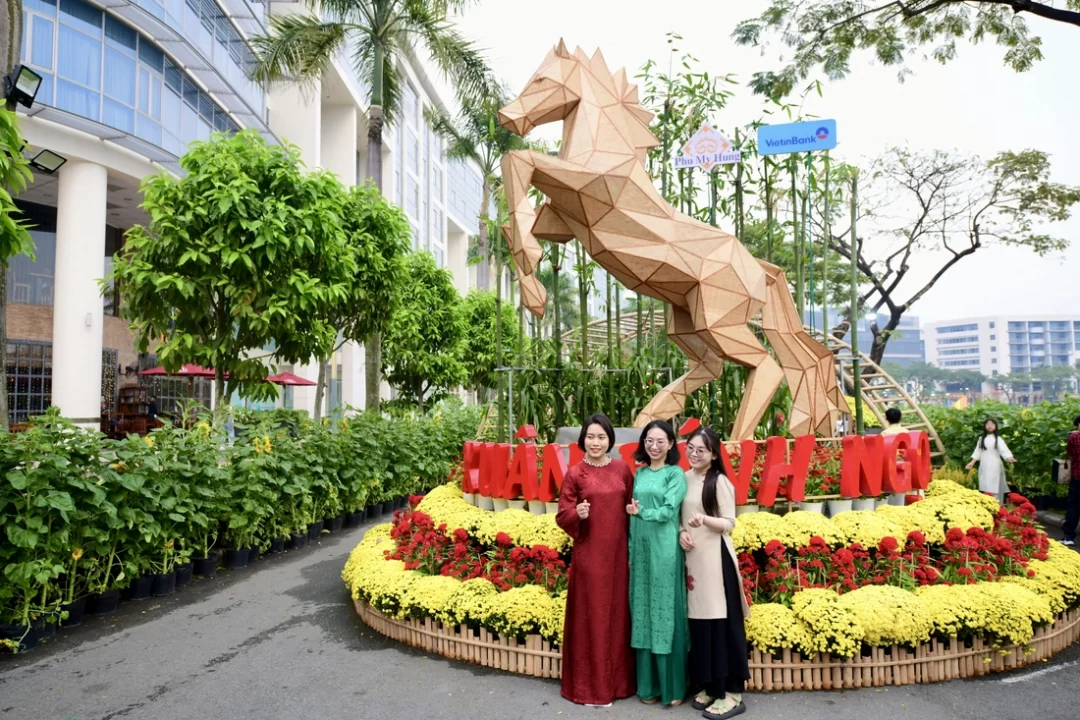 Ngựa cao 4,5m đã xuất hiện tại hội hoa xuân Phú Mỹ Hưng