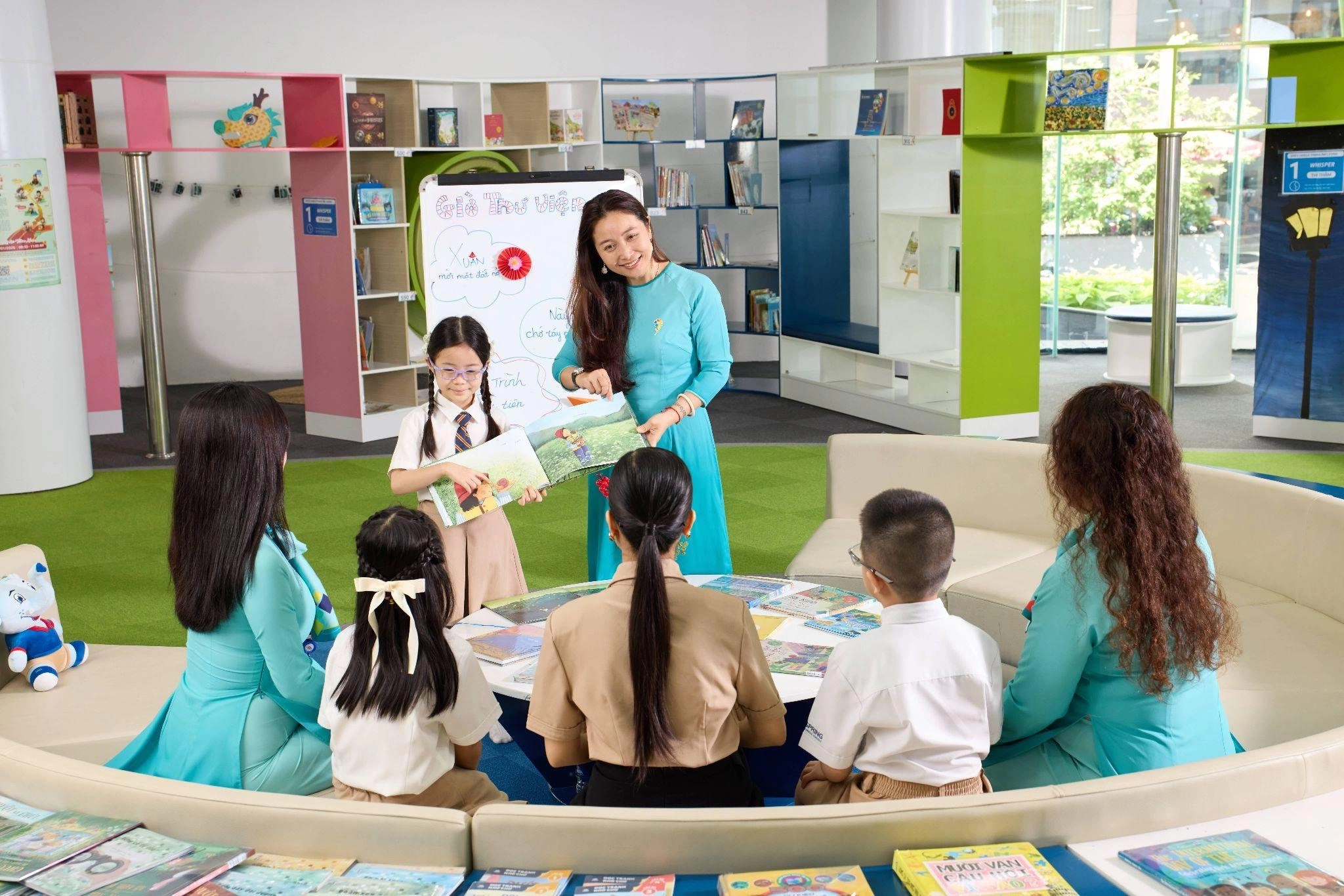 Học sinh tương tác đa chiều với giáo viên. Ảnh: Hệ thống trường Phổ thông Liên cấp Song ngữ Quốc tế Wellspring